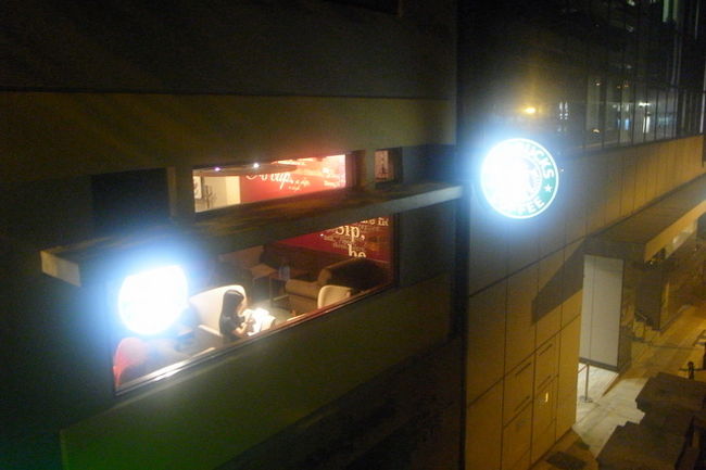 スタバ店内が、ダテル通りのガス燈から見えます。<br /><br />そうそう、このスタバのあるすぐ近くのガス燈は、<br />とても古いそうで、去年も見に来ました。<br />※2009年の旅行記→http://4travel.jp/traveler/naicha/pict/15957963/　<br />http://4travel.jp/traveler/naicha/pict/15957964/<br /><br />その時はスタバはなかったのですが、<br />ガス燈のある、階段を上った中ほどに<br />できていました。