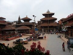 バスターミナルまで戻り、乗り換え。地元バスで、299年にアショーカ王によってつくられたといわるパタンへ。ここでも...外人はすぐに見つけられて、料金を支払いしなければなりません。ダルバール広場　　ネワール建築の数々
