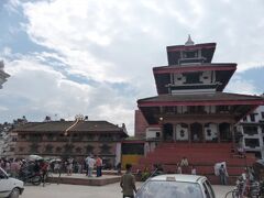 そして地元バスをさらに乗り継いで、ダルバール広場へ移動。ここでも外人はめざとく見つけられ、料金を支払わせられます。1563年にマヘンドラ・マッラ王によって建てられた、ジャガンナート寺院
