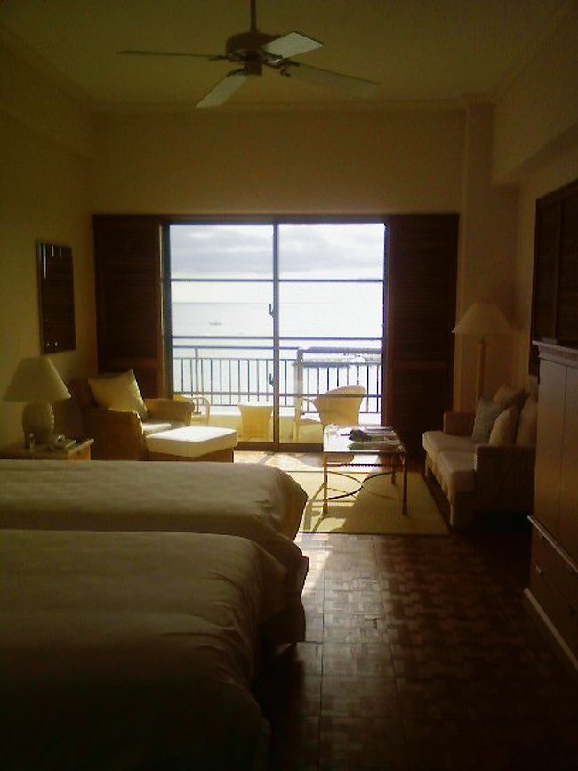 窓の外は海！<br /><br />写真では伝わりにくいのですが、室内はタイルの床に<br />木の窓覆い(カーテンじゃないんです)<br />同じ木の素材で天井のくるくるや家具が統一されて<br />いてリゾート感と高級感があります。<br /><br />最初サイトの写真で見たとき、<br />フツーでつまらないなぁと感じたのですが<br />実物はすごく良かったです。