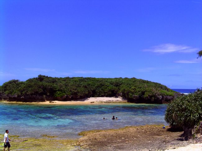 備瀬のフクギ並木を抜けたところ<br /><br />海が綺麗です。シュノーケリングスポットらしく、<br />ゴーグルつけて泳いでいる人がちらほらいました。