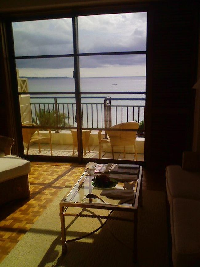 夕暮れの海も素敵。<br />部屋にはウェルカムフルーツが用意されていて、<br />良いにおいを発していました。