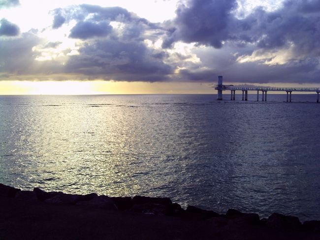 サンセットクルーズ<br /><br />ホテルの敷地内にある船着場からサンセットクルーズの船が出ていたので利用しました。<br />料金は3000円くらいで缶ジュースつき。<br />1時間くらいでしたがあっという間でした。<br />雲が多くてオレンジに染まる海は見れませんでしたが、<br />きれいな空と雲の写真が取れました。