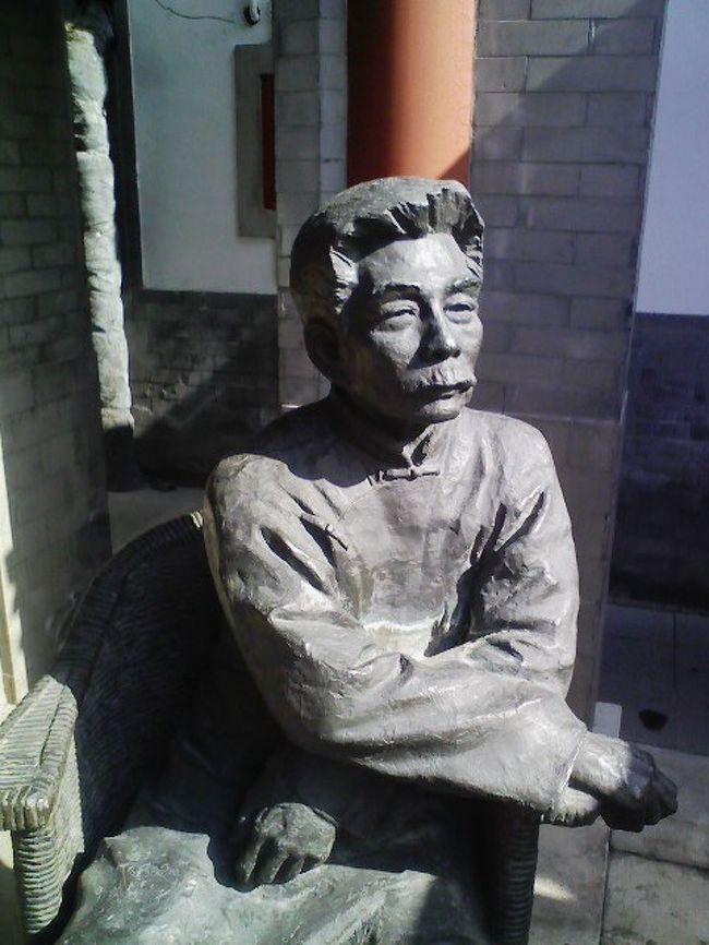 宿の中庭にいた魯迅先生の1分の1像。<br />中庭は全部で4つくらいあったような気がします。