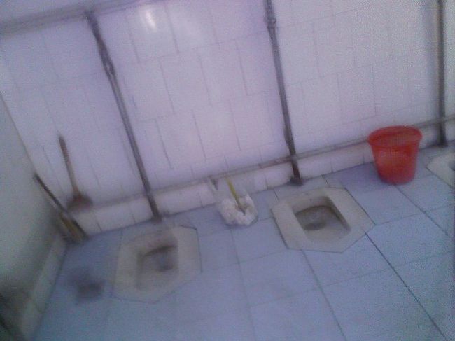 川底下村。都心にはもう無いらしいニイハオトイレ。<br />匂いはぜんぜんしなかった。使ってないのかしら