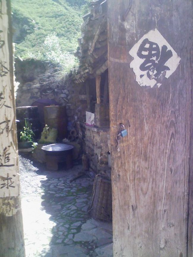 川底下村。民家の庭です。井戸っぽいのが見えます。