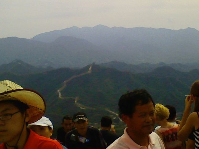 万里の長城を登る中国人観光客達。かなりの数の観光客がいました。