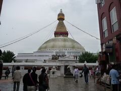 高さ約36mの、ネパール最大のチベット仏教の巨大仏塔。