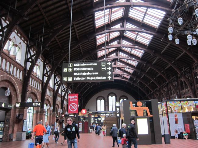 コペンハーゲン中央駅。とてもキレイでした。<br />コペンハーゲンの通貨を持っていなかったので、ホテルで両替をお願いしたら、ホテルで両替もできるけど、これから駅に行くならそこで両替したほうがレートが良いよって教えてくれたホテルのスタッフ。ナイスガイでした。