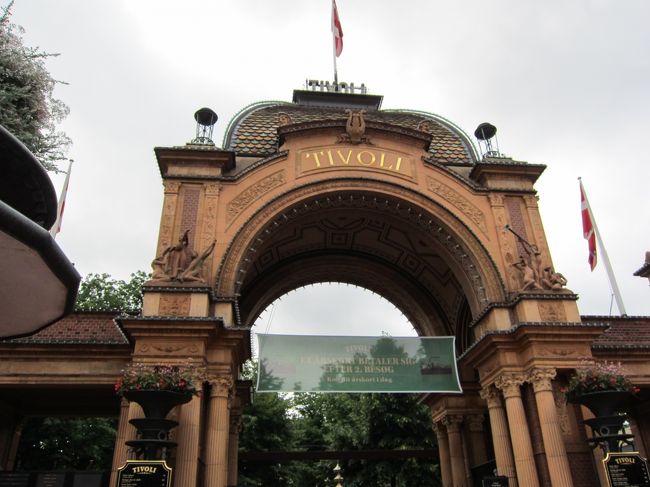 チボリ公園入り口。<br />もちろんまだOpen前ですので、外側からのみ。