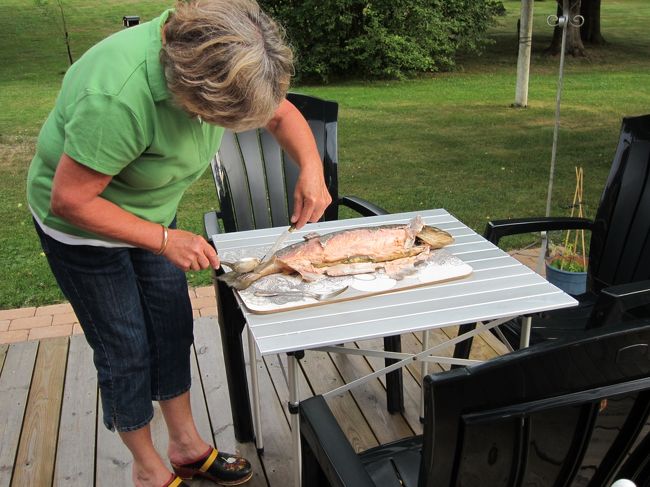 姉の旦那さんのお母さんがサーモンを切り分けてくれています。<br />とってもお料理上手なお母さんでした。