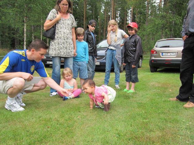 めいっこちゃん。みんなの前で立とうとがんばってます。（ちなみにここもすべてお庭です。後ろの森もみんな義兄のご両親の私有地らしい）