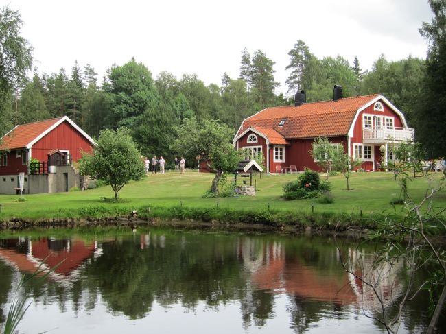 家の全体像。この池もお庭の中にありますよ。