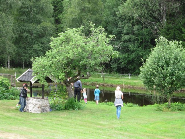 みんな池の周りでも遊べます。
