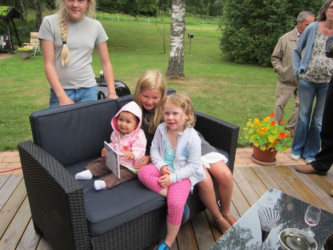 めいっこちゃんも起きてきて、レディーストークしています。