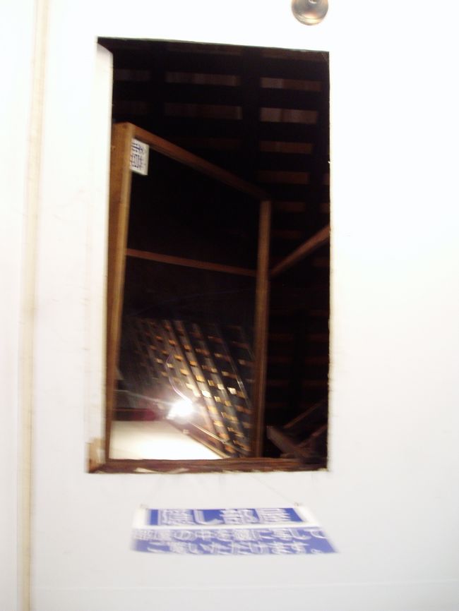 ちょっとボケてるんですが、龍馬さんが隠れたという隠れ部屋らしい。天井裏のようです。みづらくてすみません。