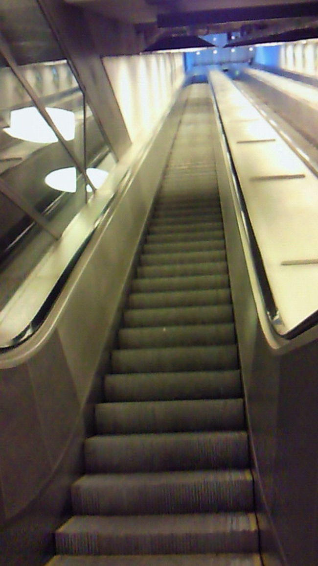 ながーいエスカレーターを下って電車の到着を待ちます。