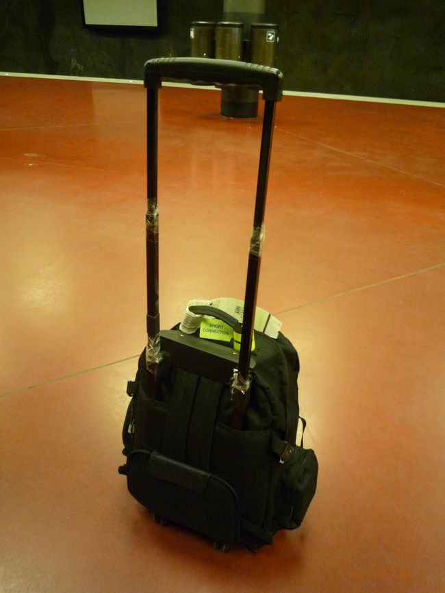 姉のカートがブッ壊れて仕方なく、持っていた透明のテープで応急処置。カッコわる……！どこかで調達しなくては。