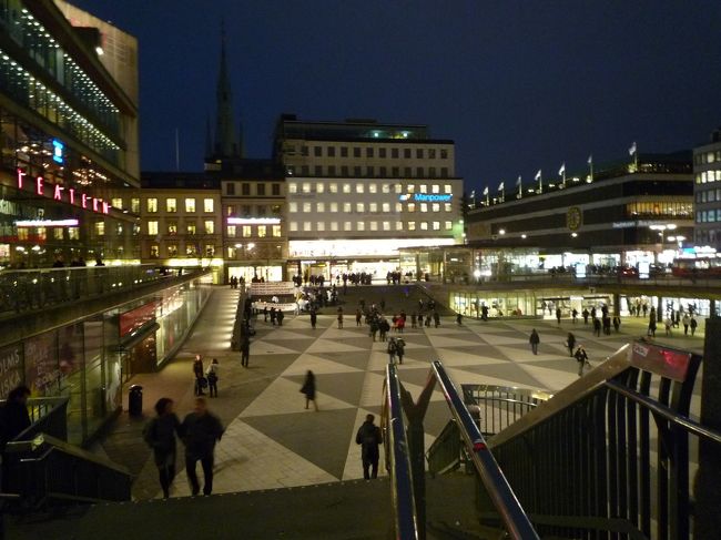 セルゲル広場。３月上旬のストックホルムはまだまだ寒かったです。電車を降りた瞬間「さむっ！！！」と言ってしまったくらい。