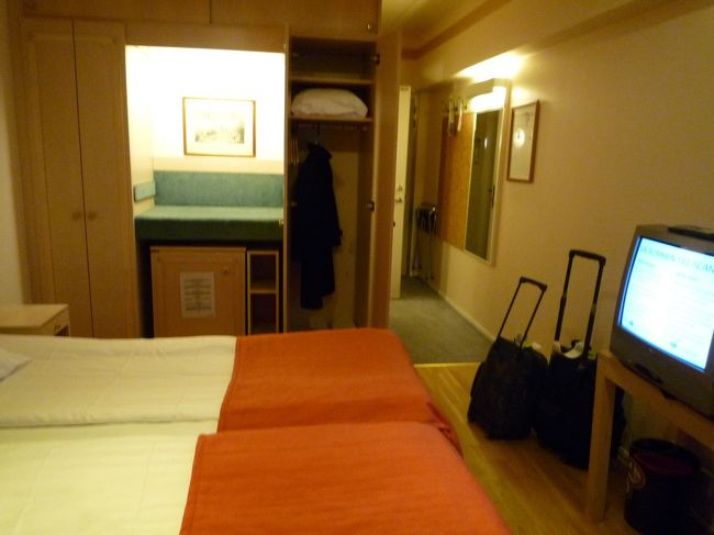 ホテルの中。ホテルの中なのに寒くて、夜中に起きてコートを布団の上にかけて寝ました（苦笑）<br />明日へ続く・・・