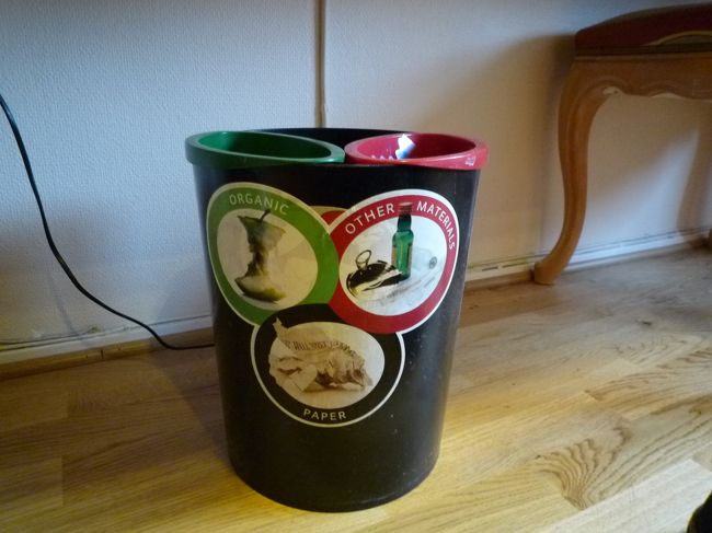 ホテルの部屋のゴミ箱。<br />さすが北欧ですね。<br />徹底してます。