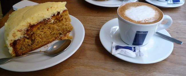 途中でカフェに立ち寄りました。<br />キャロットケーキと、カプチーノ。