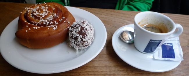 私はスウェーデンでよく食べられるというロールのパンと、トリュフみたいなやつ。<br />あと、大好きなエスプレッソ！<br />ダブルエスプレッソにする？ってきかれたけど、そこまで勇気は無かった…。<br /><br />スウィーツは美味しかったですよー
