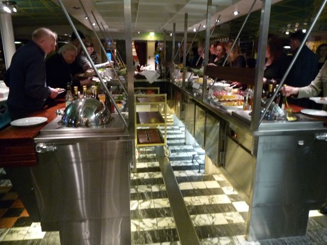 晩ごはんはビュッフェです。