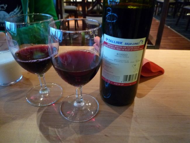 テーブルに着くと赤ワインをくれました。<br /><br />カンパーイ！<br /><br /><br />