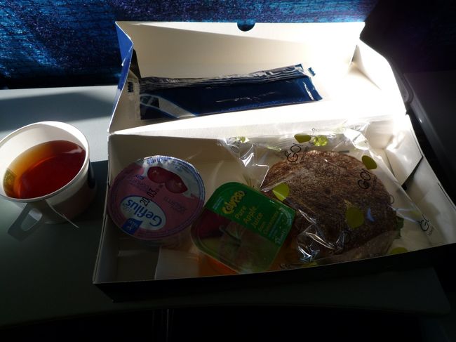 機内食の朝ごはん。<br /><br />また、ライ麦パン…。<br />北欧のライ麦パンは酸味がきついです。<br />ＢＬＴが食べたいなぁ、と思う私はアメリカナイズされているのでしょうか。