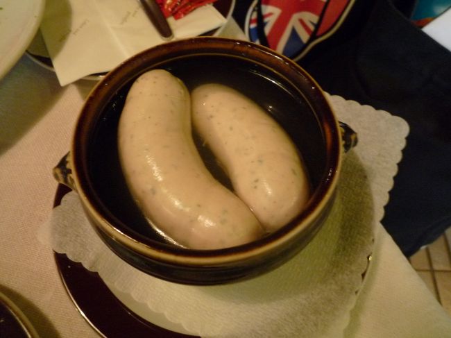 お腹が減りすぎてレストランへ。<br /><br />ミュンヘンと言えばこれだ！<br /><br />白ウインナー！