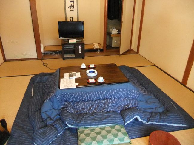 すごい。みんなトランシーバーでやり取り。<br />ハイテク宿坊だ（笑）<br /><br />ここはお坊さんでなく、普通の従業員さんが<br />面倒をみてくれます。<br /><br />部屋は６畳。風呂トイレ共同。<br />こたつが懐かしくて、うれしい〜<br />テレビは薄型液晶。<br />洗面台もあるので、特に不自由しませんでした。<br /><br />ただ、ひとつだけ。<br />歯ブラシが歯磨き粉と合体してる旧式なやつなので、<br />夜と朝に磨く方は、<br />歯磨き粉だけでも持参されるとよいと思います。