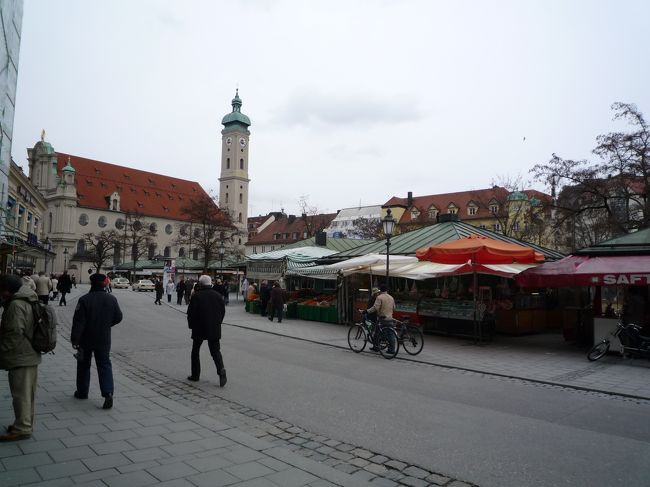 冬季はオープンカフェも無く、閑散としてました。