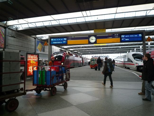 左側の１４番線のブダペスト行のRailjetに乗ってザルツブルクへ向かいまーす。<br />