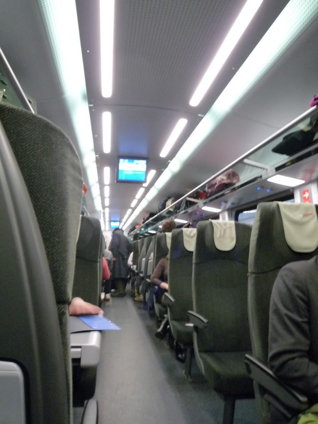 車内の様子。<br /><br />この列車は確かオーストリア（ＯＢＢ）所有だったっけ・・・