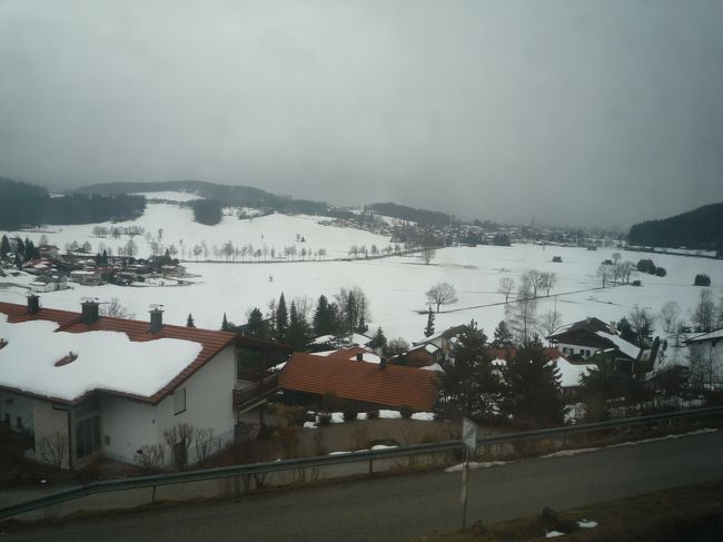 だんだんアルプスに近づいていくと辺りが雪景色に。