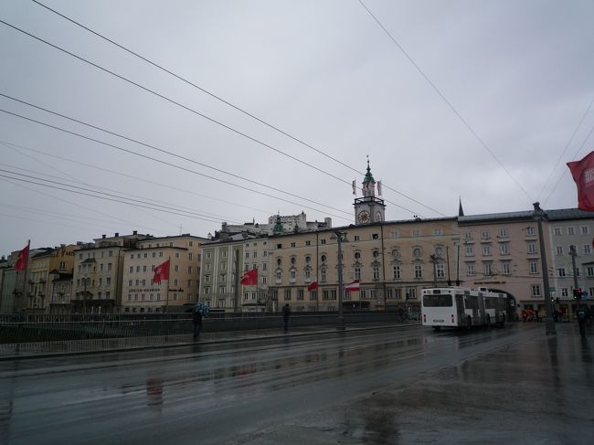 橋を渡ると旧市街地。<br /><br />風がつ、冷たいぞー！