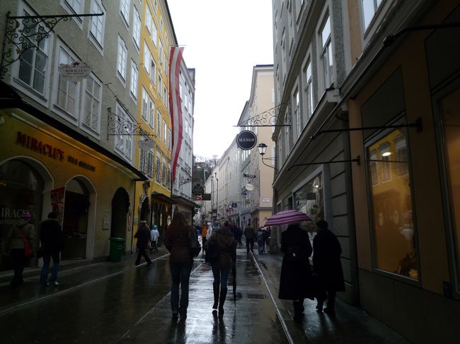 左側の黄色い建物がモーツァルトの生家。<br /><br />皆が足を止めて記念撮影をしていきます。