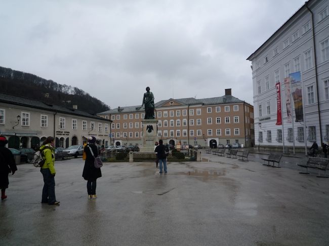 ここはモーツァルト広場。<br /><br />モーツァルトにちなんだ場所が多いです。