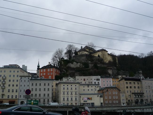 本格的に雪が降り始めました。<br />そろそろウィーン行きの列車の時間なので、駅に戻ることに。<br />今度はゆっくり訪ねたいです。