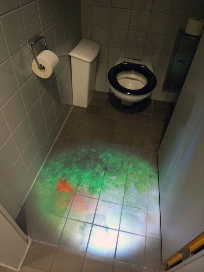 トイレです。写真を撮ってる間に人が来たらいやだなぁと思いながら、何枚も撮りました。映像はぐるぐる動きます。