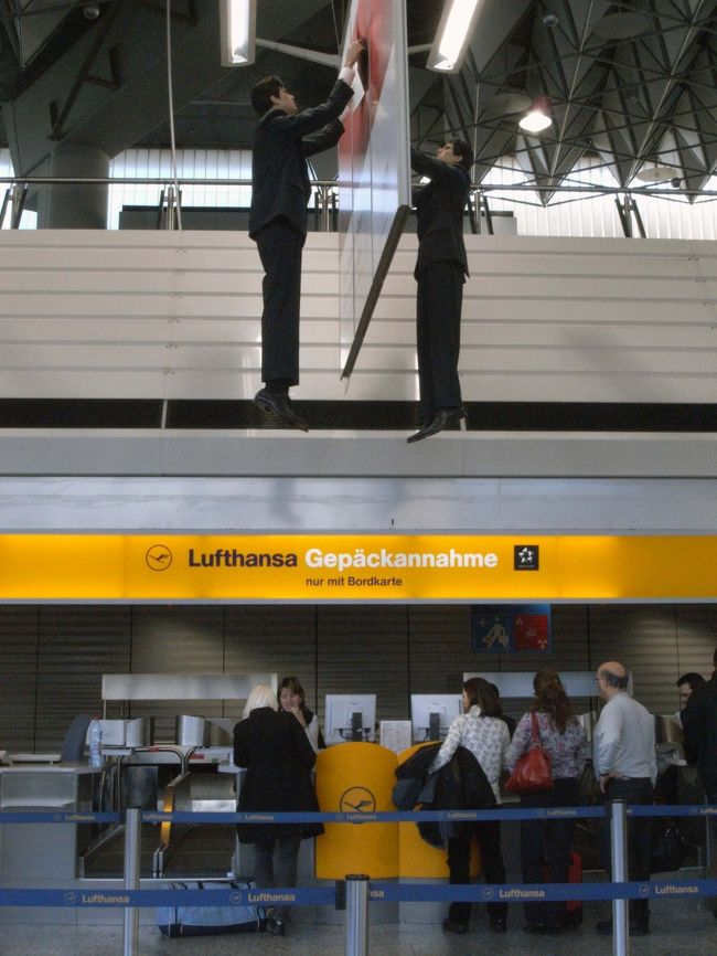 おまけ。ルフトハンザのカウンター付近のディスプレーです。やられました！