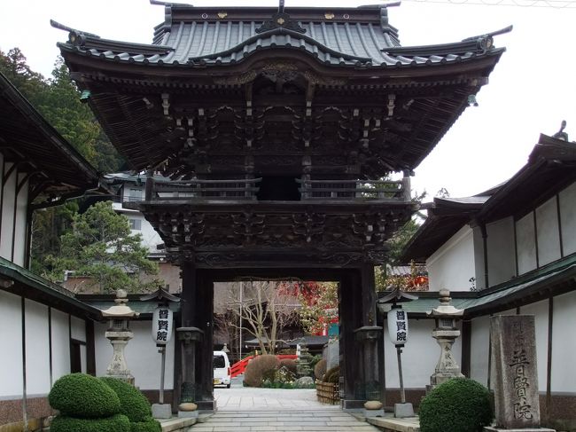 普賢院<br /><br />今にも羽ばたきそうな門。<br />この境内には別に四脚門があります。