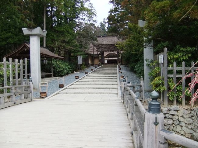 金剛峰寺への路<br /><br />奥の正門は、唯一秀吉時代の遺構。<br />ここから出入りできたのは、<br />天皇や公家、格式の高い僧侶などに限定されていたようです。