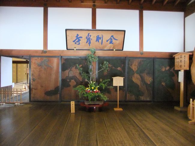 大広間から梅の間、柳の間と続きますが、<br />残念ながら撮影禁止。<br /><br />煌びやかな襖絵を眺めながら奥へ進みます。