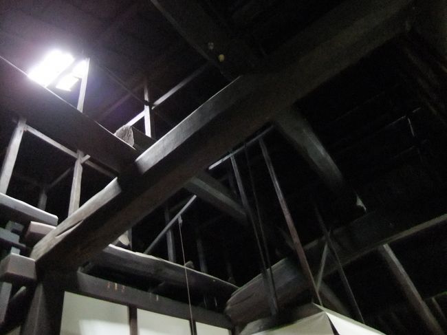 すすでしょうか。柱も梁も真っ黒。<br />天窓も装備。