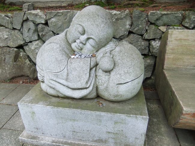 さて、金剛峰寺を後にして、<br />宝物の集まる霊宝館に行ってみます。<br /><br />かわいいお坊さん。<br />なぜかお金が。しかも円に混じってセント硬貨。