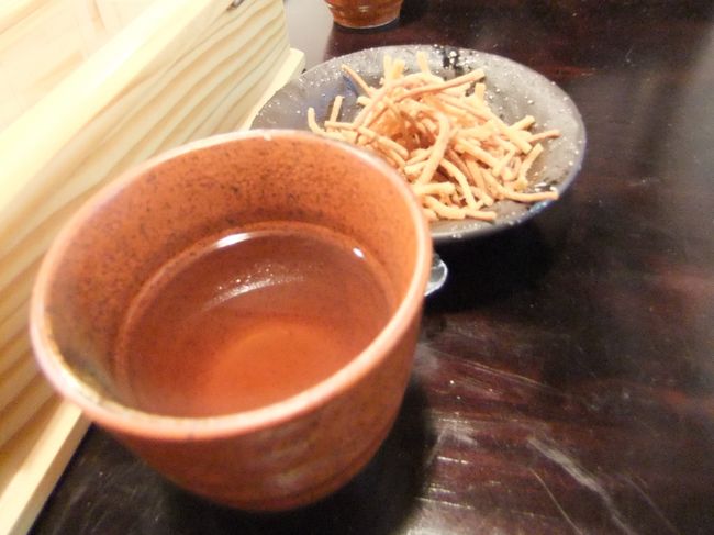 ここで冷え切った体を暖めるべく、<br />般若湯注入！<br />２合近くありそうなとっくりで大満足。<br />揚げそばで一杯！最高！
