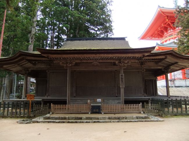 「不動堂」1198年創建。14C頃再建。<br />平安時代の住宅様式を仏堂建築に応用した。