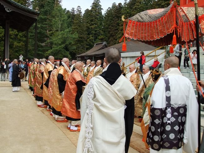 根本大塔前で整列。<br />この儀式は、最も起源が古いとされる法会だそうです。